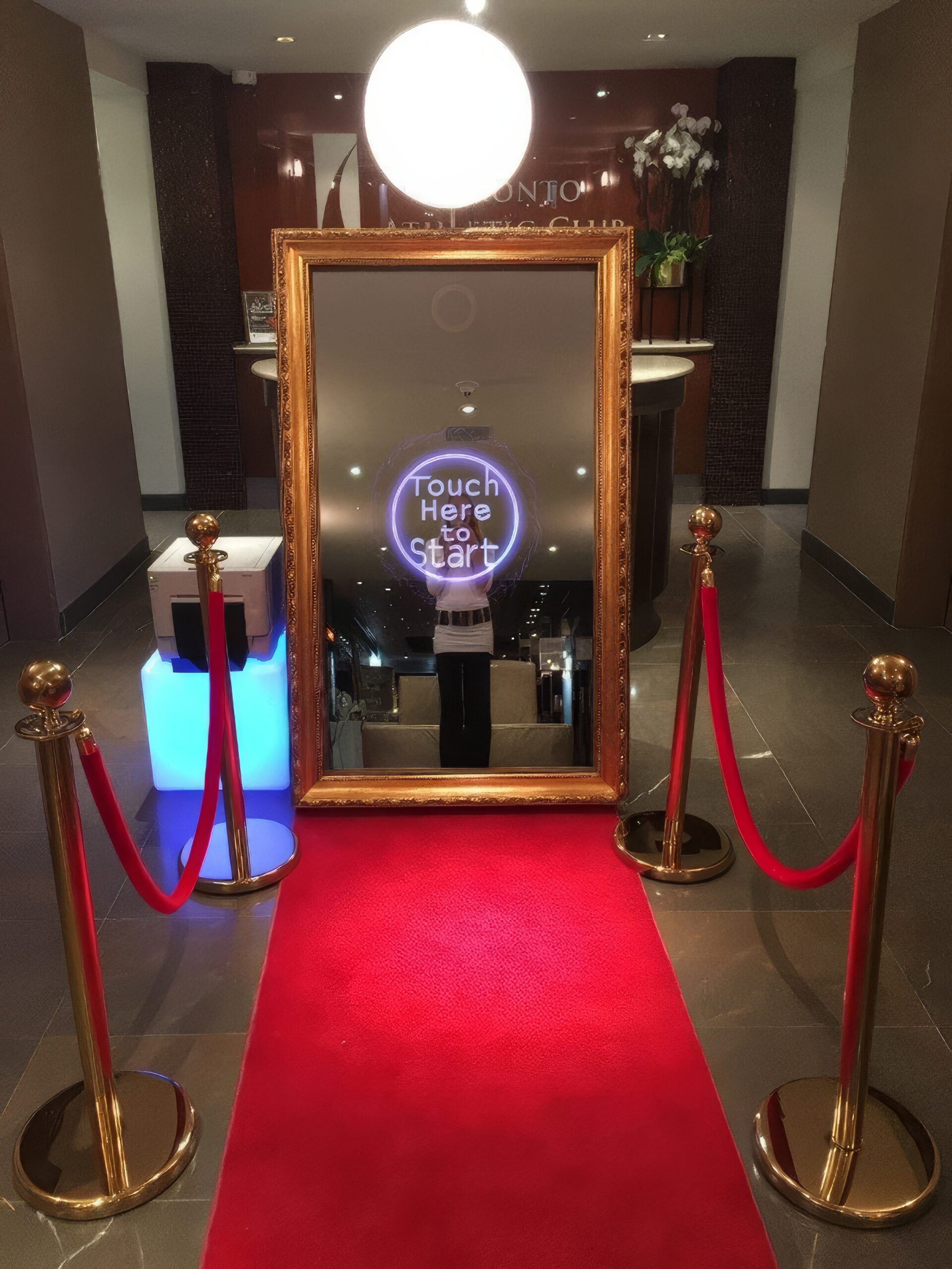 gold Rahmen roter Teppich Fotospiegel Mirror Booth-skaliert